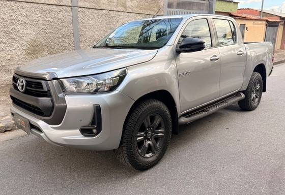 TOYOTA HILUX 2.8 D-4D TURBO DIESEL CD SR 4X4 AUTOMÁTICO TOYOTA HILUX 2.8 D-4D TURBO DIESEL CD SR 4X4 AUTOMÁTICO